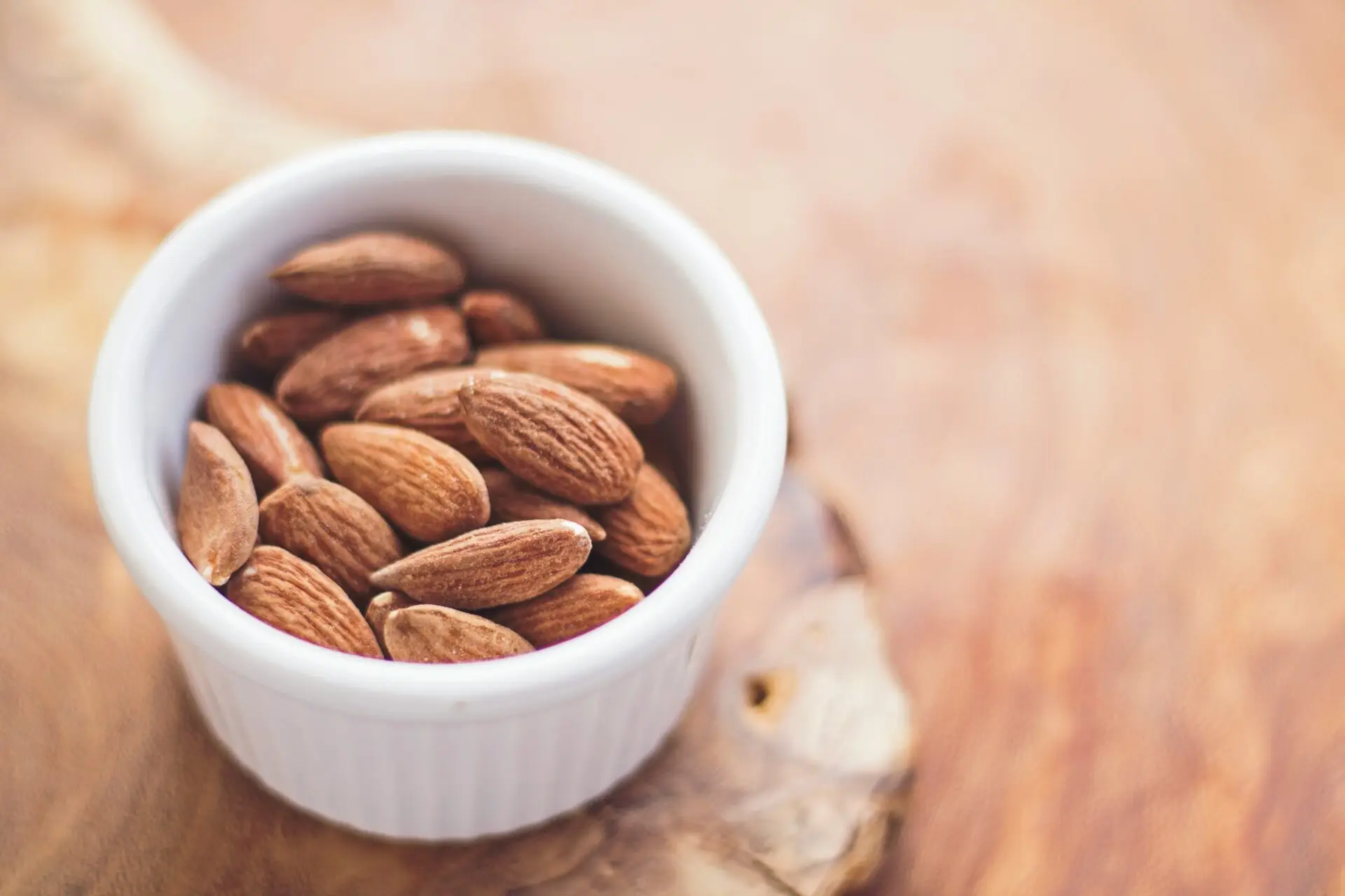 スパイスレベルチャレンジ: あなたはこの辛さに耐えられるか? 2 shallow focus photography of almonds in white ceramic bowl